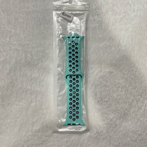 NWOT Apple Watch sports band (42/44) - Picture 3 of 3